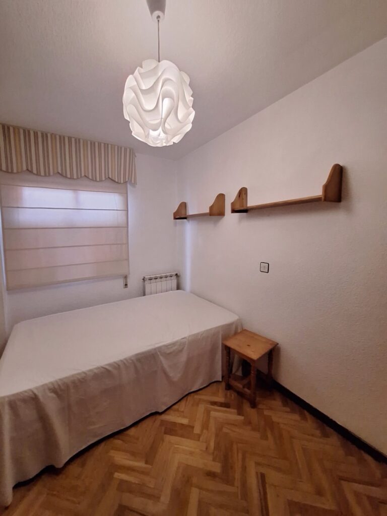 Dormitorio antes home staging